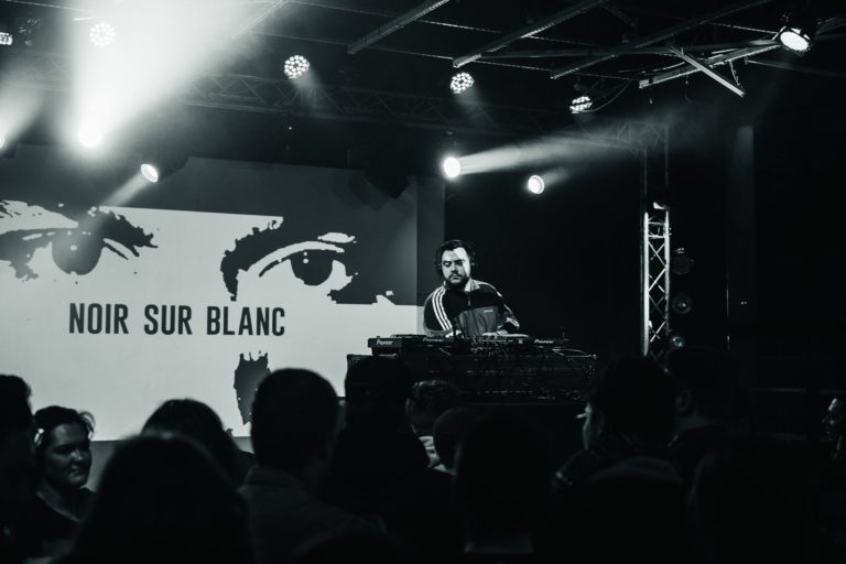 Gaba DJ à la soirée Noir sur Blanc