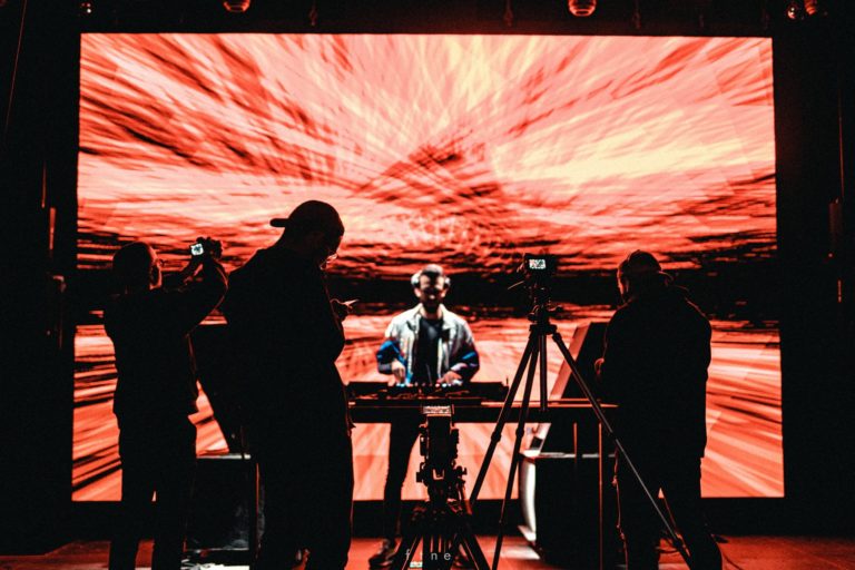 Nojack au Warehouse, présentant son livestream